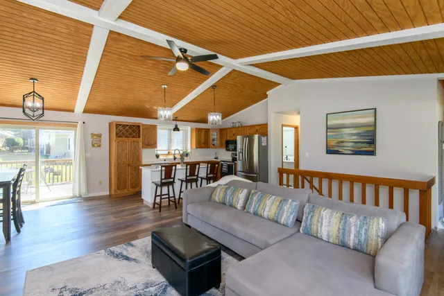 $337,700 | 5422 Somerset Lane South, Greenfield, WI 53221