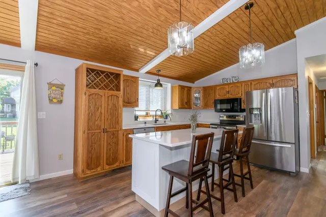 $337,700 | 5422 Somerset Lane South, Greenfield, WI 53221