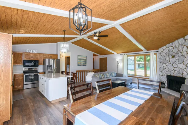 $337,700 | 5422 Somerset Lane South, Greenfield, WI 53221