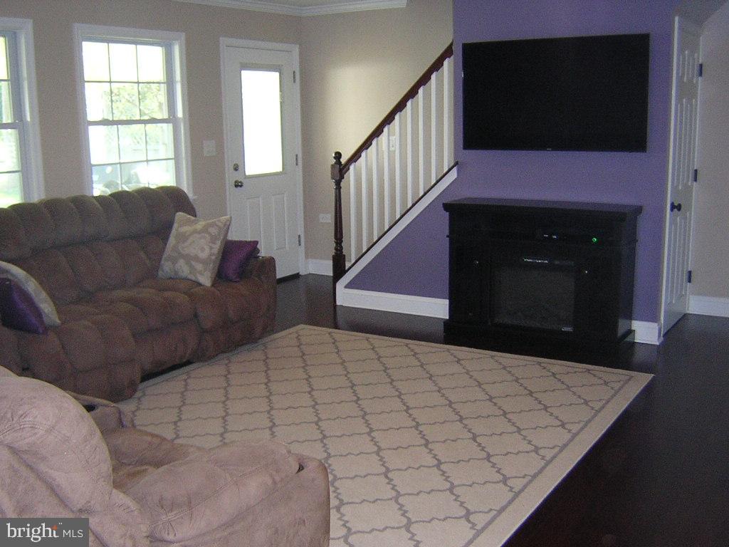 18 Idolstone Road Levittown, PA 19057 - Photo 2 of 28 Living Room