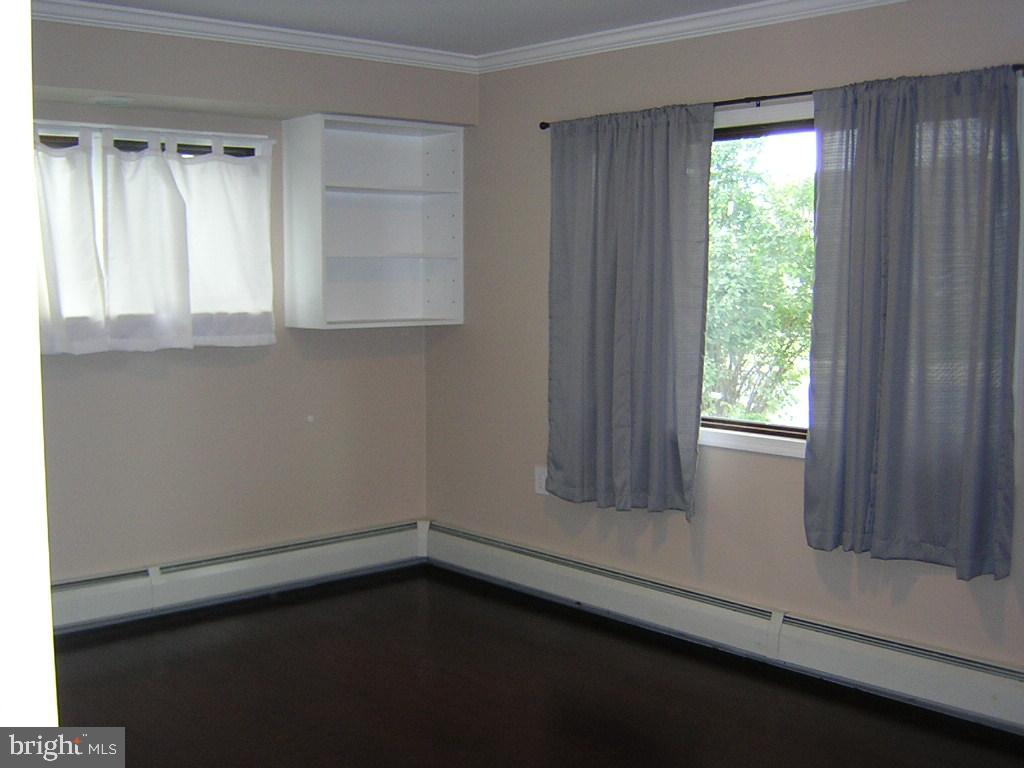18 Idolstone Road Levittown, PA 19057 - Photo 11 of 28 Sitting Room
