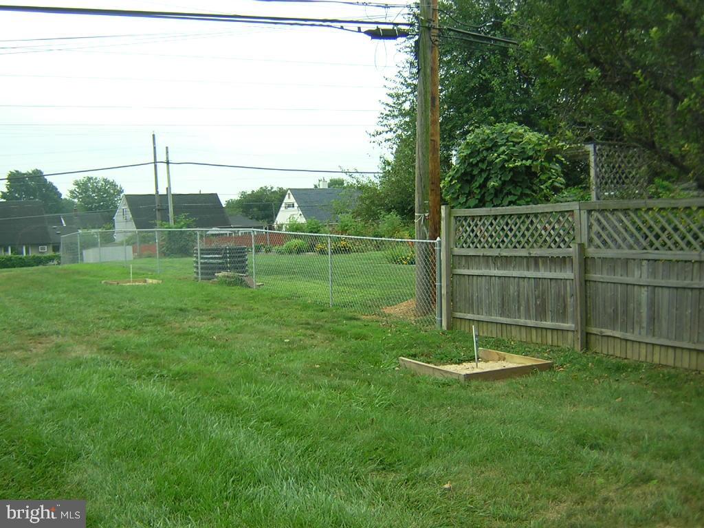 18 Idolstone Road Levittown, PA 19057 - Photo 28 of 28 Back Yard with Horseshoe Pits