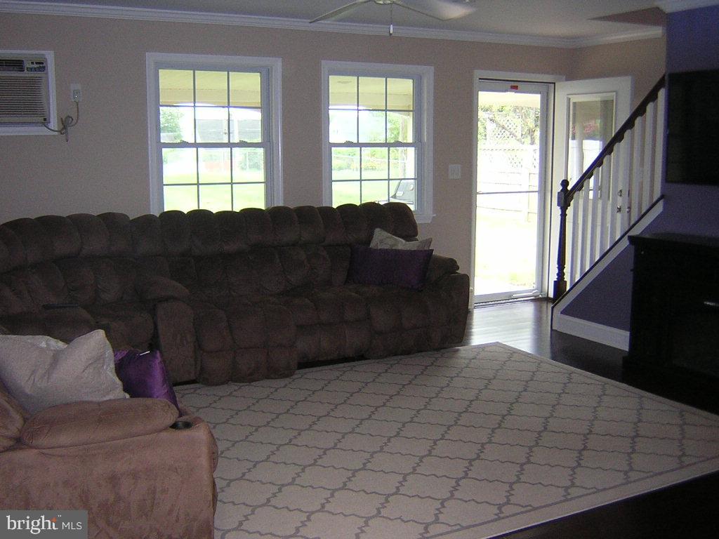 18 Idolstone Road Levittown, PA 19057 - Photo 4 of 28 Living Room
