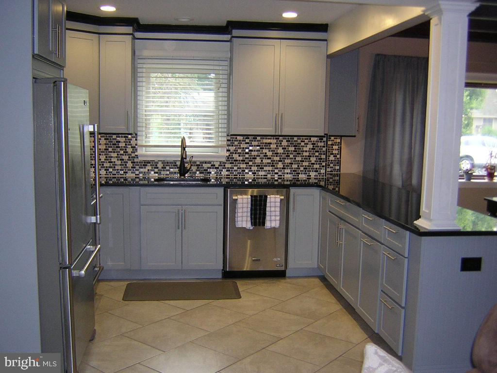 18 Idolstone Road Levittown, PA 19057 - Photo 6 of 28 Kitchen