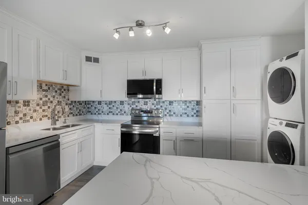 $2,300 | 307 Yoakum Parkway, Unit 1715, Alexandria, VA 22304