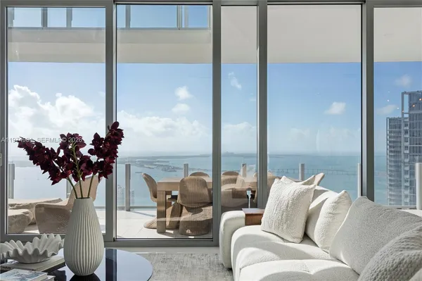 $9,998,000 | 300 Biscayne Blvd Way, Unit 5002E, Miami, FL 33131