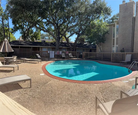 $1,400 | 702 Bering Drive, Unit P, Houston, TX 77057