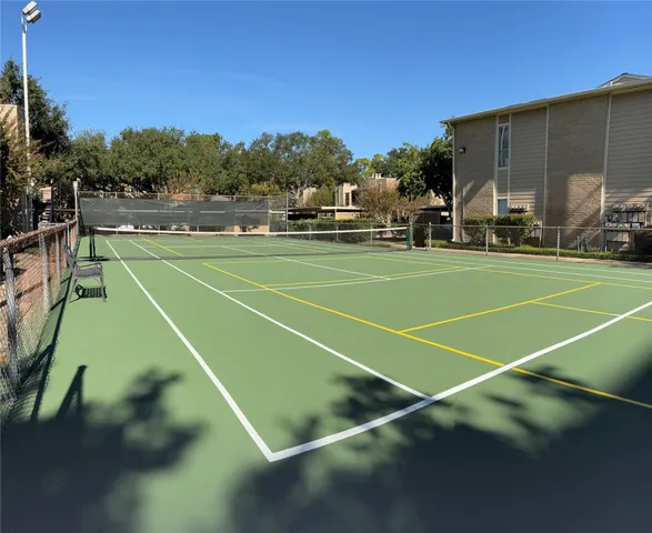 $1,400 | 702 Bering Drive, Unit P, Houston, TX 77057