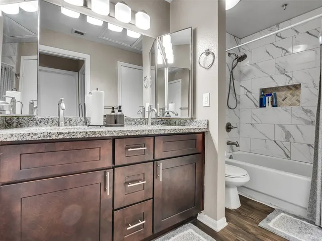 $1,400 | 702 Bering Drive, Unit P, Houston, TX 77057