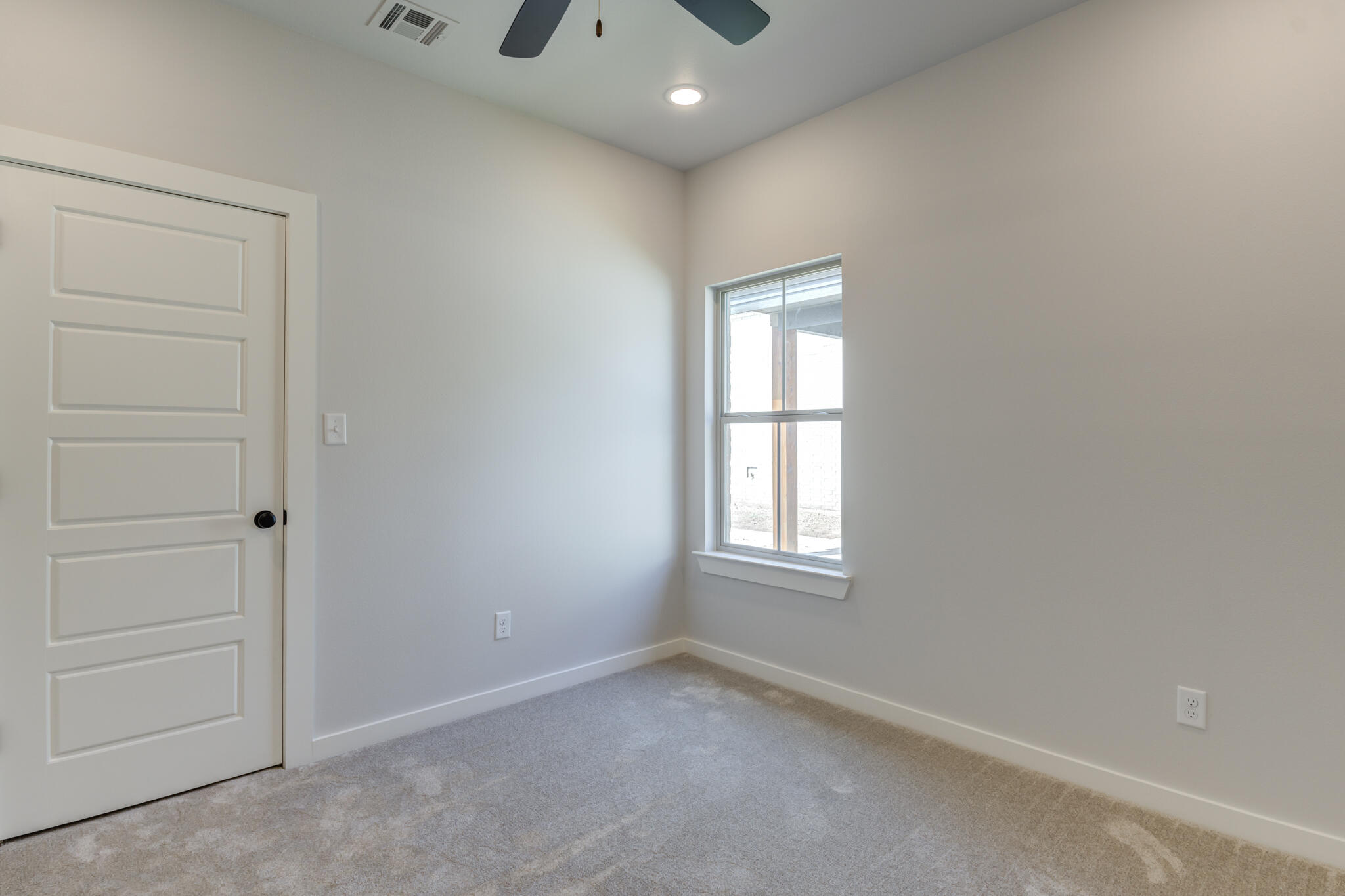 6914 13th Street Lubbock, TX 79416 - Photo 47 of 49 an empty room with windows
