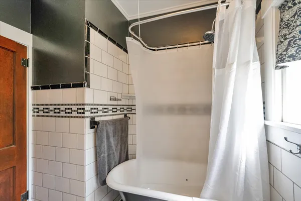$3,000 | 1024 West Temple Street, Houston, TX 77009