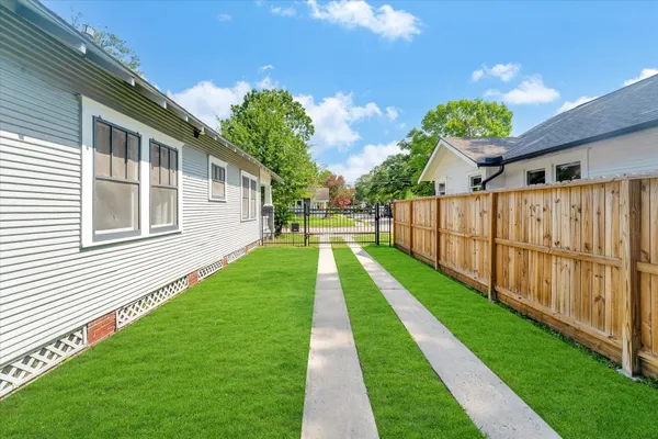 $3,000 | 1024 West Temple Street, Houston, TX 77009