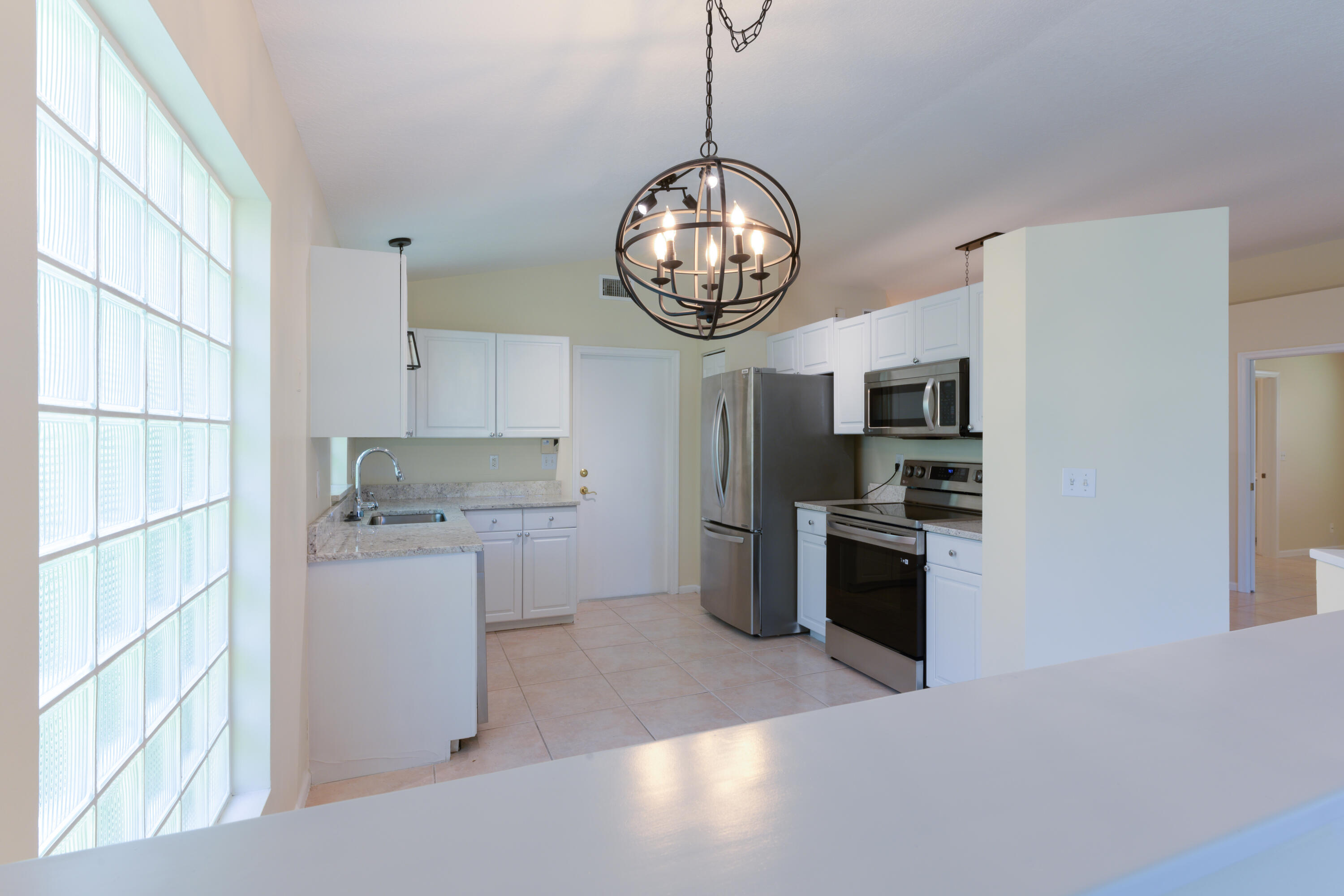 1073 Aspri Way Riviera Beach, FL 33418 - Photo 5 of 22 Kitchen with breakfast nook