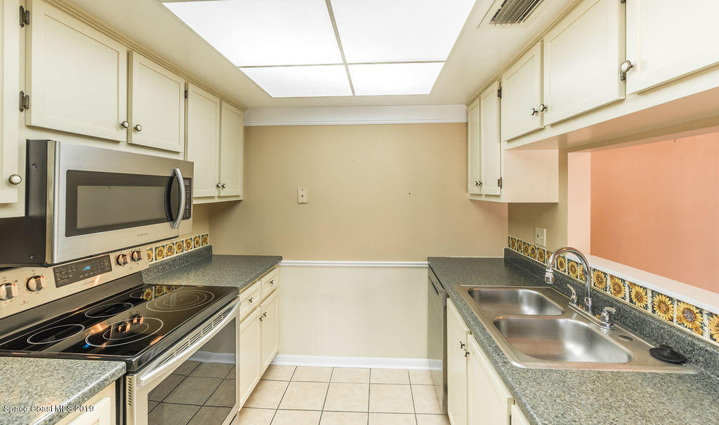 741 Ridge Club Drive, Unit 68 Melbourne, FL 32934 - Photo 5 of 21 Kitchen 2
