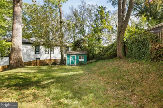 a picture of a bench in a window
