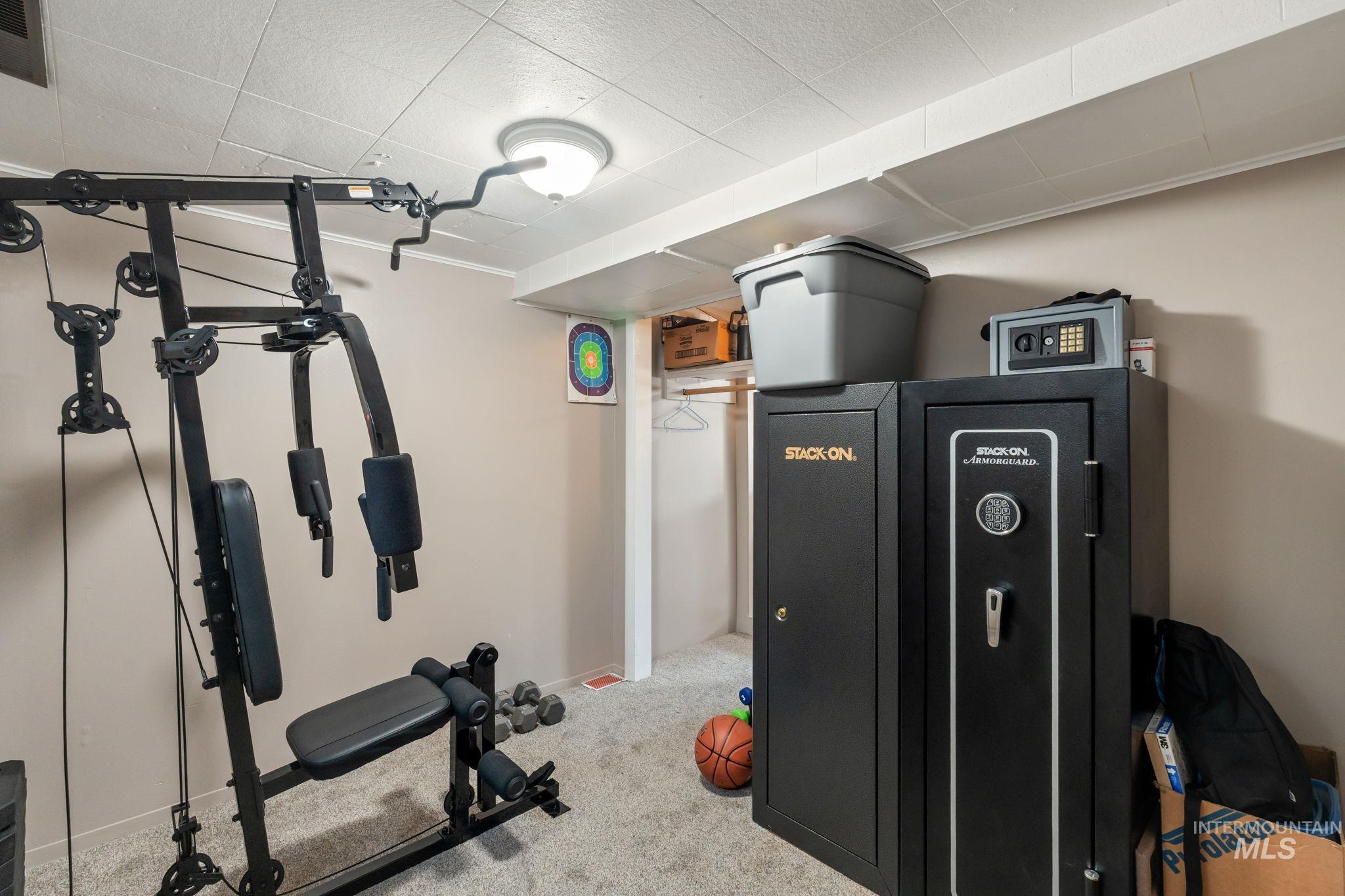 816 Park Lane Pocatello, ID 83201 - Photo 30 of 48 Workout area featuring carpet and baseboards