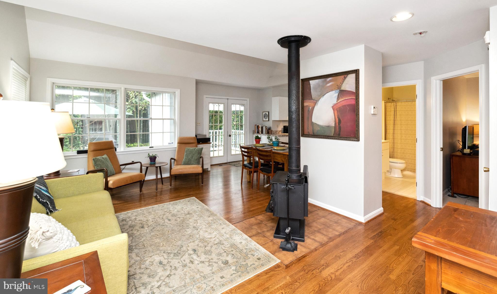 14 Boxwood Road Annapolis, MD 21403 - Photo 8 of 38 Gorgeous Hardwoods and Vaulted Ceilings