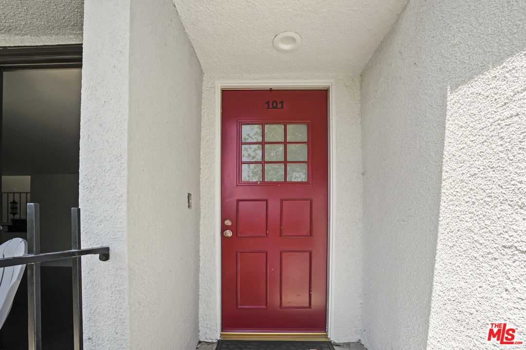8135 Redlands Street, Unit 101 Playa del Rey, CA 90293 - Photo 3 of 42