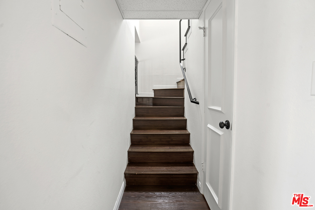 8135 Redlands Street, Unit 101 Playa del Rey, CA 90293 - Photo 21 of 42 a view of entryway