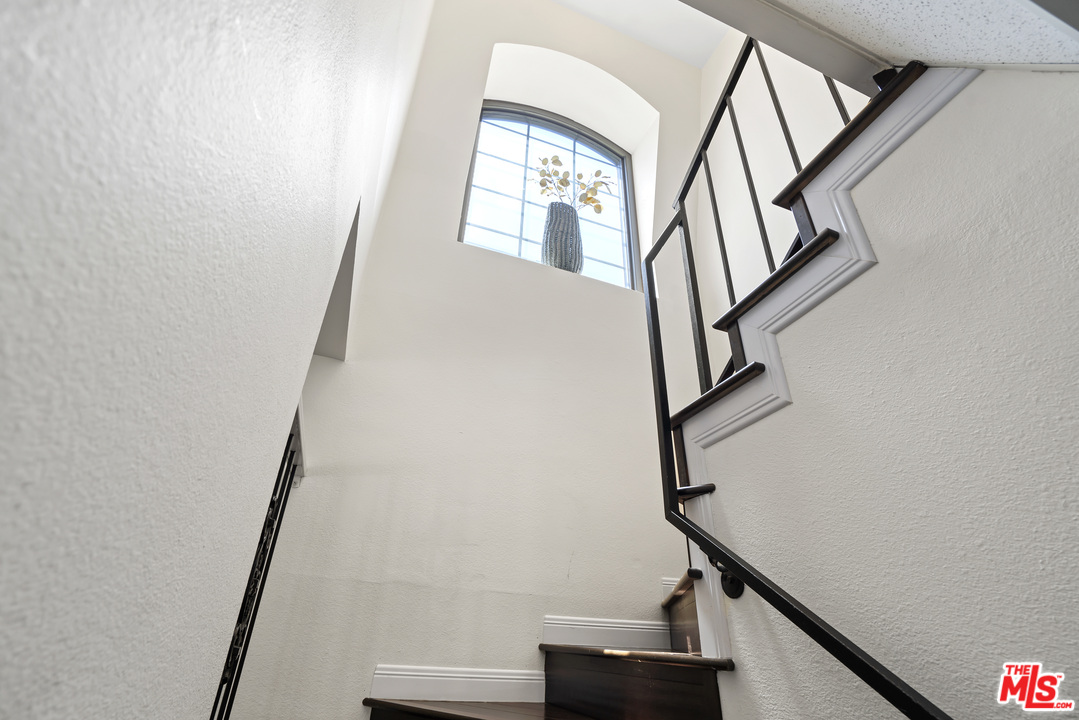 8135 Redlands Street, Unit 101 Playa del Rey, CA 90293 - Photo 23 of 42 a view of entryway