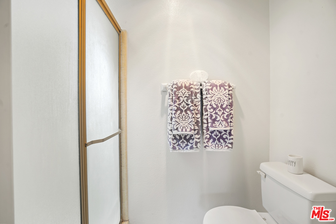 8135 Redlands Street, Unit 101 Playa del Rey, CA 90293 - Photo 28 of 42 a bathroom with a toilet