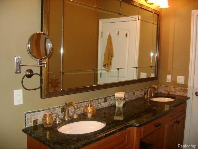 202 Walnut Boulevard, Unit 5 Rochester, MI 48307 - Photo 15 of 25 Master Bath View-1
