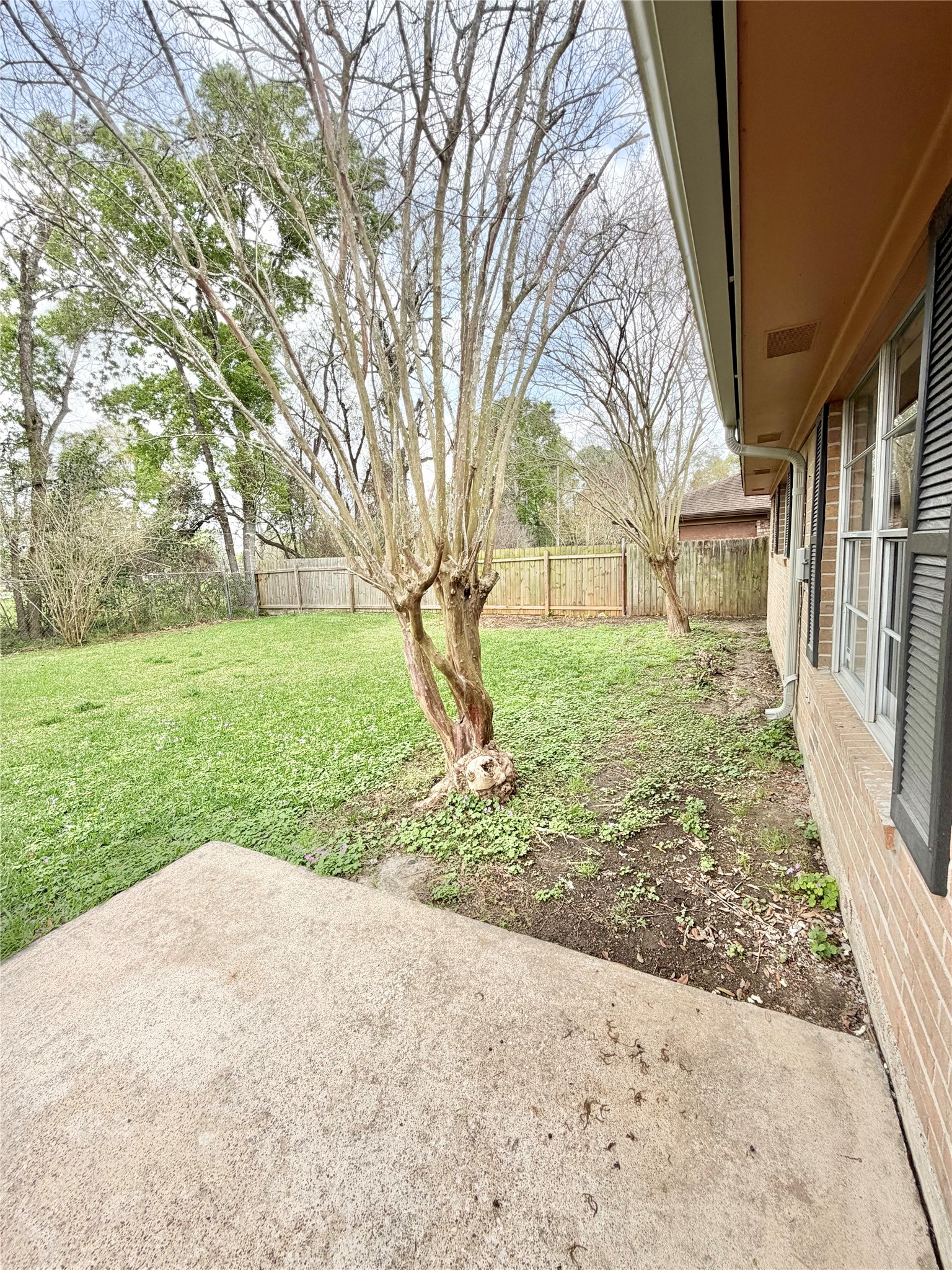 98 Sparrow Way Beaumont, TX 77707 - Photo 18 of 25 a backyard of a house with lots of green space