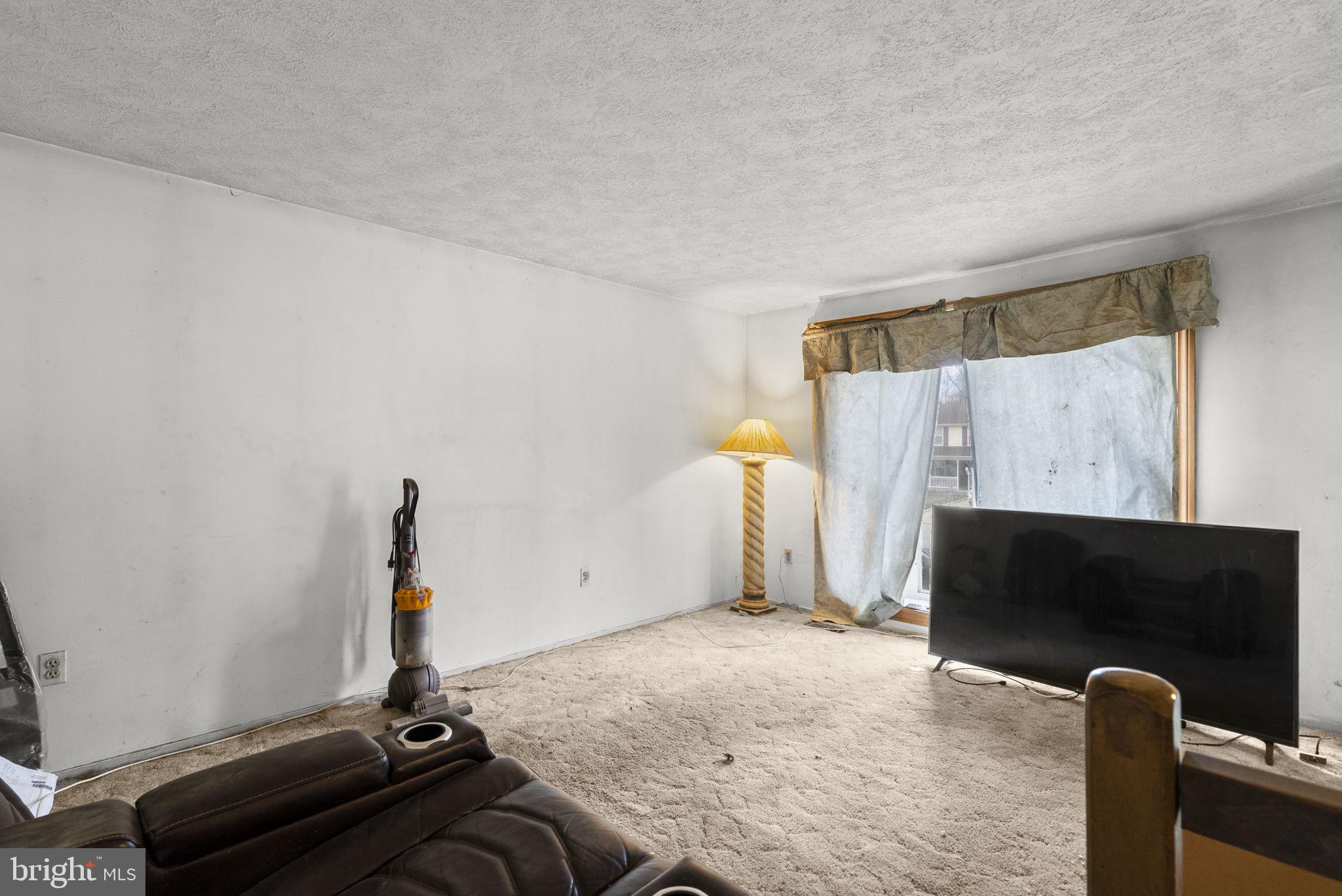 15 Russet Court Baltimore, MD 21221 - Photo 4 of 29 Living Room