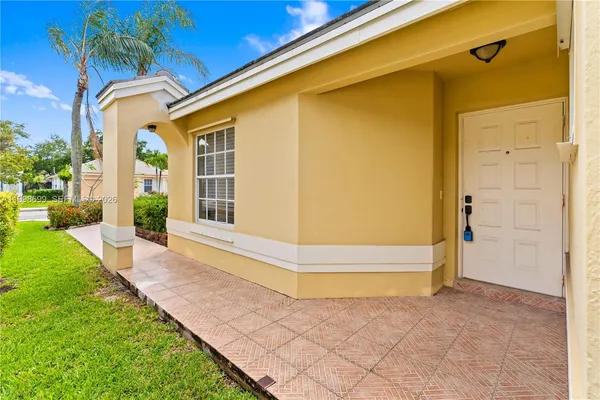 $3,000 | 9081 Lake Park Circle North, Davie, FL 33328