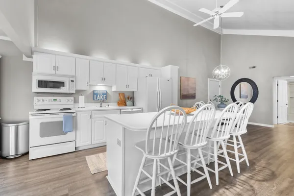 $1,100,000 | 12 Abbey Villa Circle, Unit B, Fontana, WI 53125