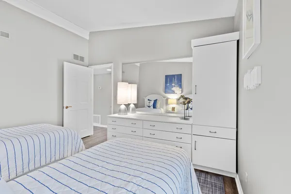 $1,100,000 | 12 Abbey Villa Circle, Unit B, Fontana, WI 53125