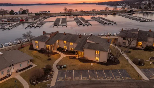 $1,100,000 | 12 Abbey Villa Circle, Unit B, Fontana, WI 53125