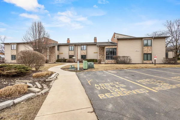 $1,100,000 | 12 Abbey Villa Circle, Unit B, Fontana, WI 53125