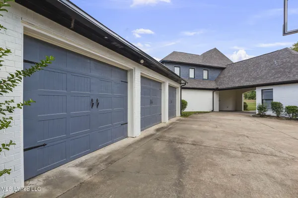 $844,900 | 131 Lakeshire Parkway, Canton, MS 39046