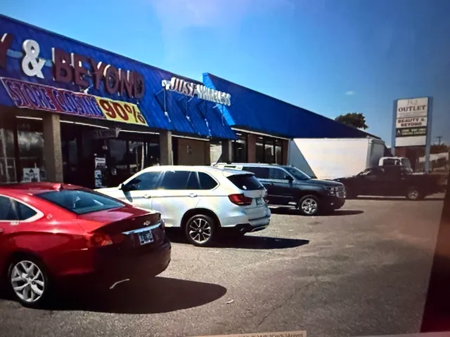 $4,900 | 2983 Lamar Avenue, Memphis, TN 38114