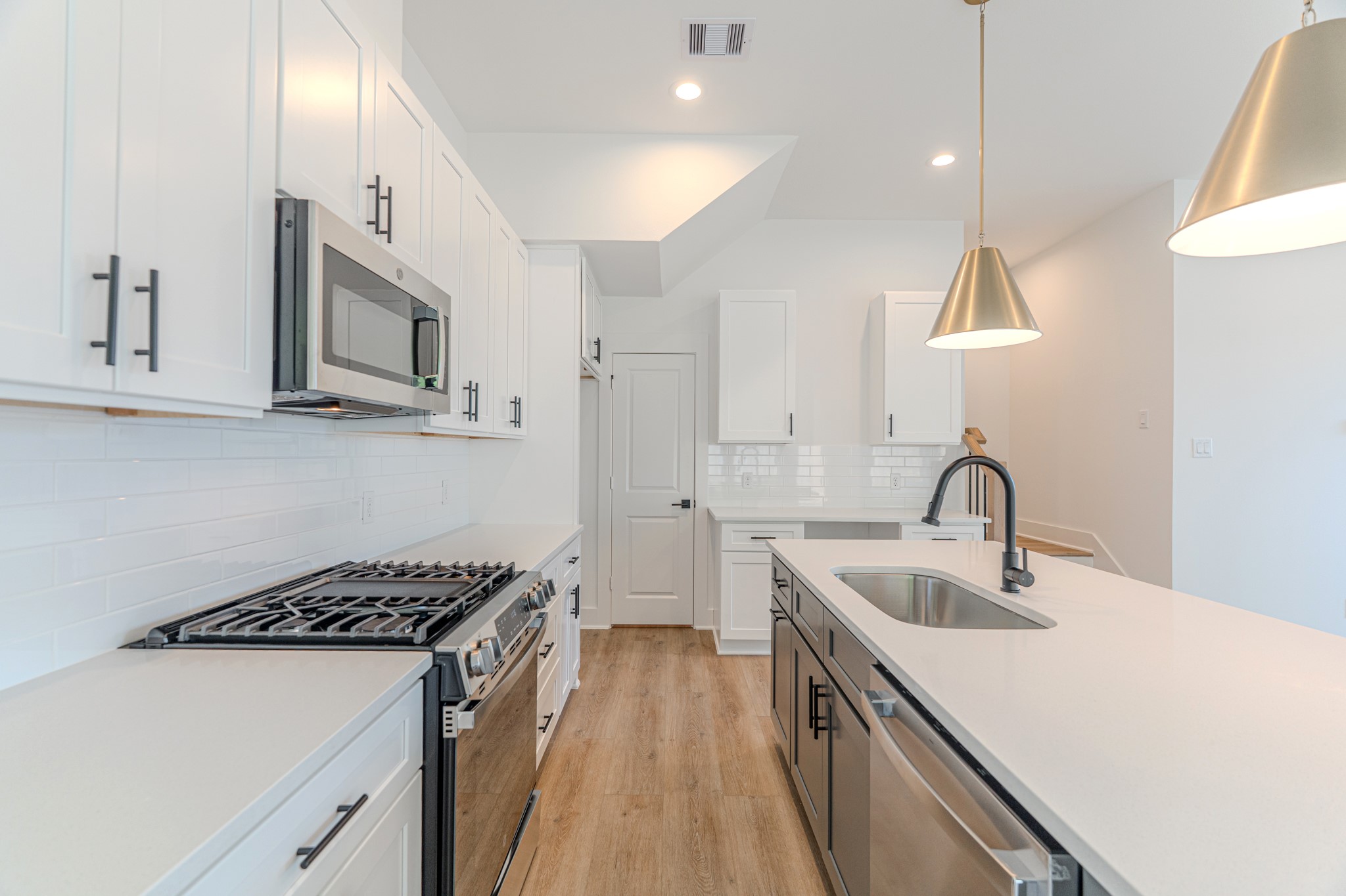 7628 Inwood Hls Lane Houston, TX 77088 - Photo 11 of 46 a kitchen that has a sink and a stove