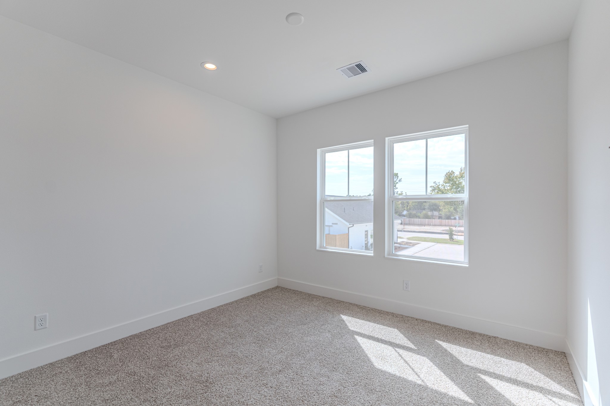 7628 Inwood Hls Lane Houston, TX 77088 - Photo 28 of 46 an empty room with a window