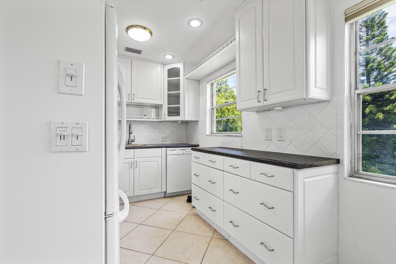 74 Mansfield A Boca Raton, FL 33434 - Photo 4 of 32 20240717132715196903000000-o