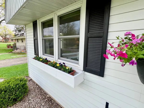 $450,000 | 305 2nd Court, Crystal Lake, IL 60014