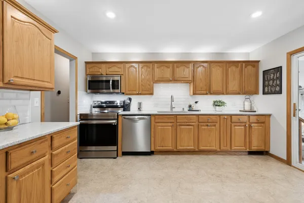 $450,000 | 305 2nd Court, Crystal Lake, IL 60014