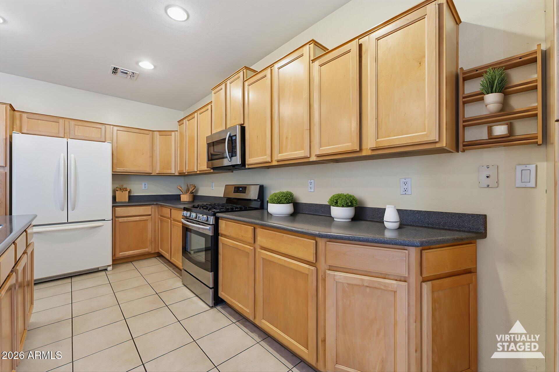 485 East Ranch Road Gilbert, AZ 85296 - Photo 16 of 77 17-Kitchen (staged)