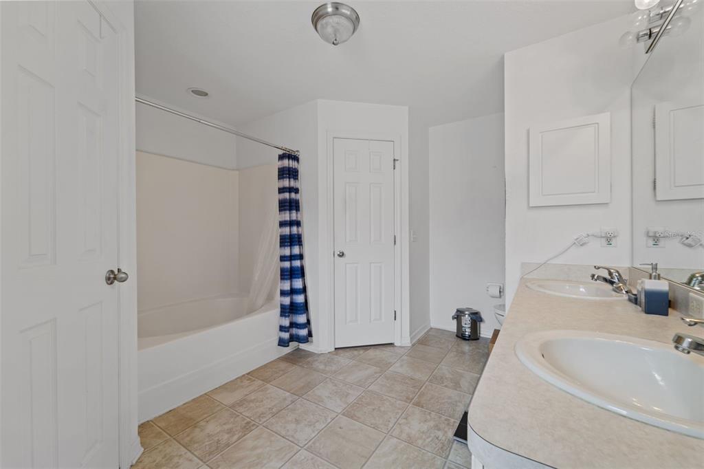 199 Linder Drive Homosassa, FL 34446 - Photo 19 of 29 a bathroom with a sink and a bathtub