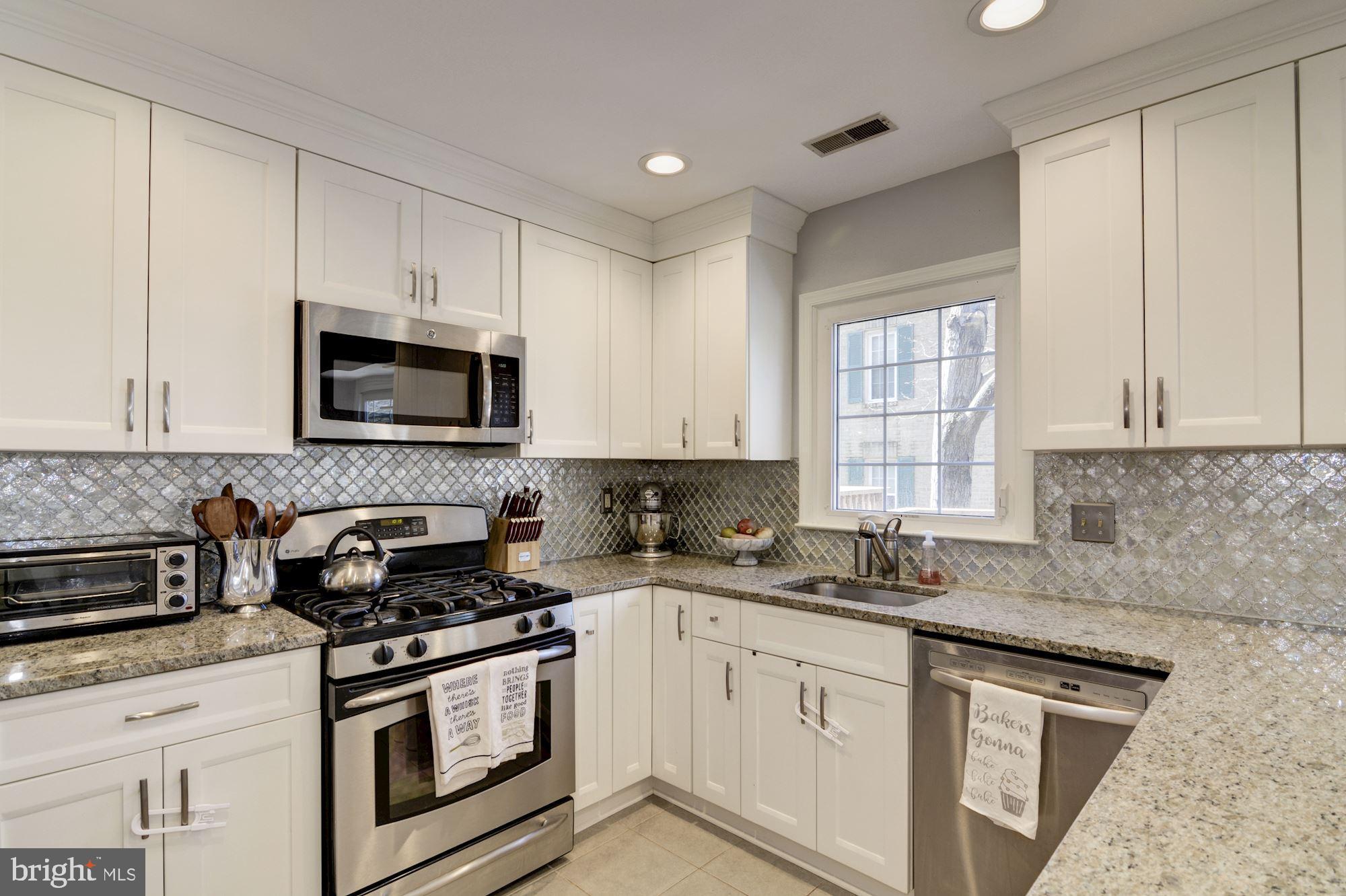 6044 Loganwood Drive North Bethesda, MD 20852 - Photo 7 of 25