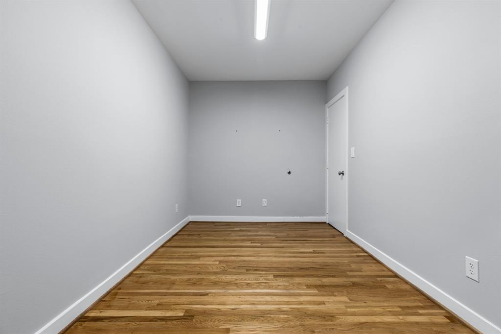 5055 Addison Circle, Unit 731 Addison, TX 75001 - Photo 18 of 40 This bonus room offers amazing flexibility as a cozy den, home office, workout area, reading nook, guest space... whatever your needs. The closet is quite large as well.