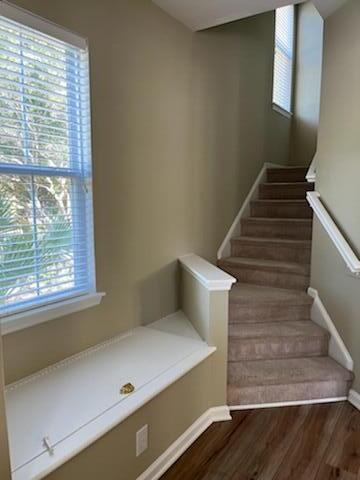 3301 Barkla Avenue Mount Pleasant, SC 29466 - Photo 4 of 15 Entrance storage Bench