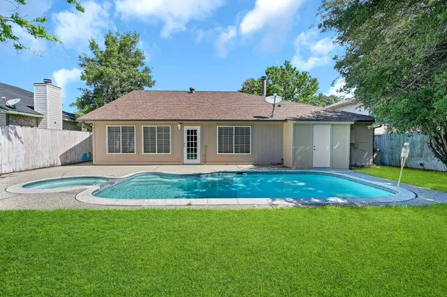 $2,800 | 2910 Norwich Street, Pearland, TX 77584