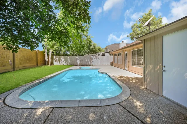 $2,800 | 2910 Norwich Street, Pearland, TX 77584