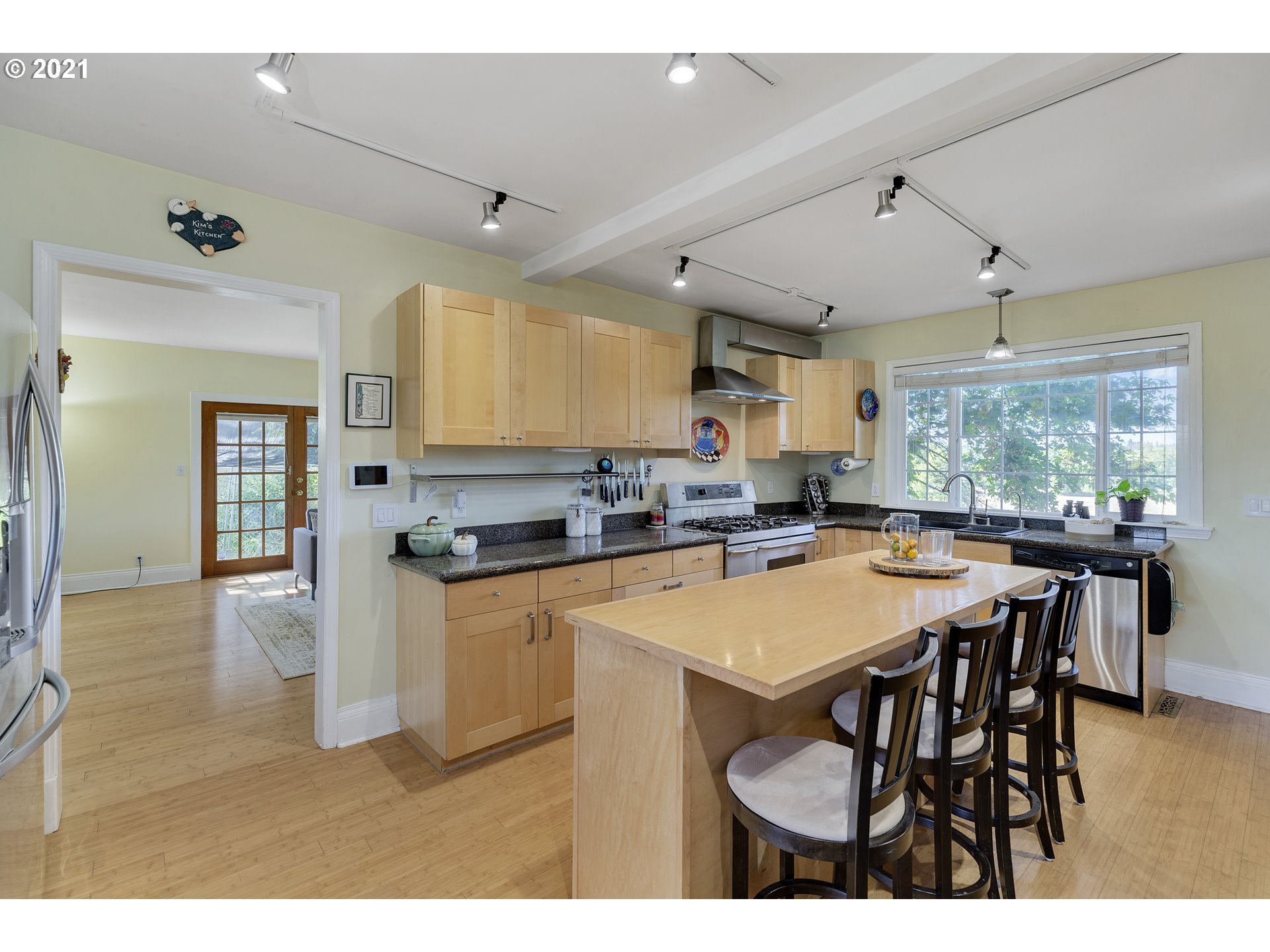 26785 South Meridian Road Aurora, OR 97002 - Photo 3 of 32 a kitchen with a table and chairs in it