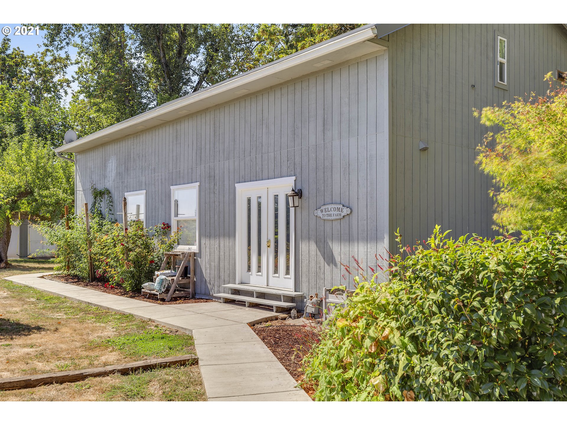 26785 South Meridian Road Aurora, OR 97002 - Photo 22 of 32 a backyard of a house