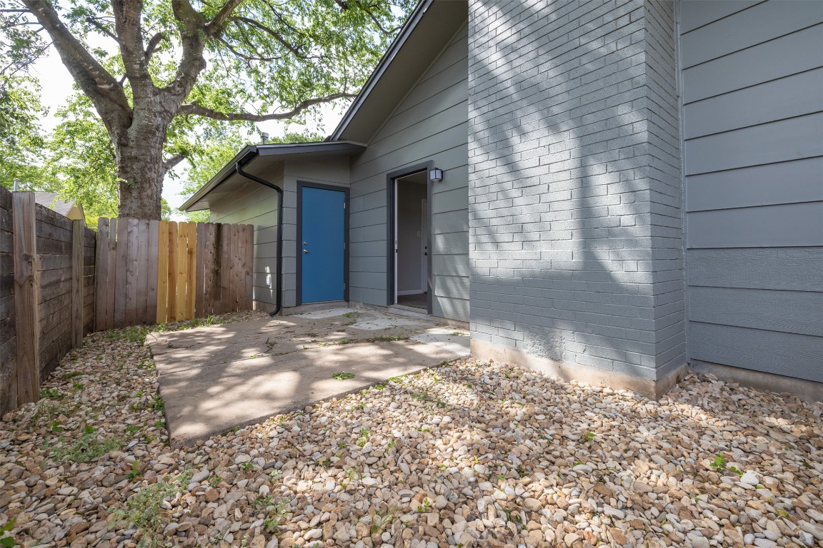 10007 Quail Valley Boulevard, Unit A Austin, TX 78758 - Photo 11 of 13 a backyard of a house
